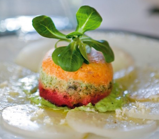 carpaccio_pa_halleflundra_med_gronsakstimbal_och_sas_pa_grona_artor