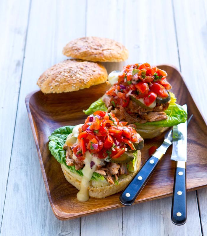 hamburgare_av_pulled_pork_med_tomatssalsa