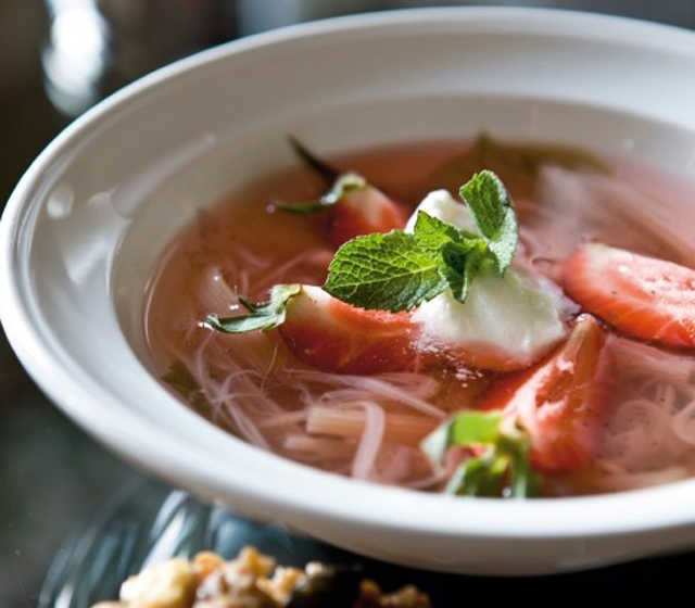 kall_rabarbersoppa_med_musliflarn