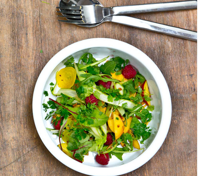 sallad_med_nektarin_sparris_och_gulbetor