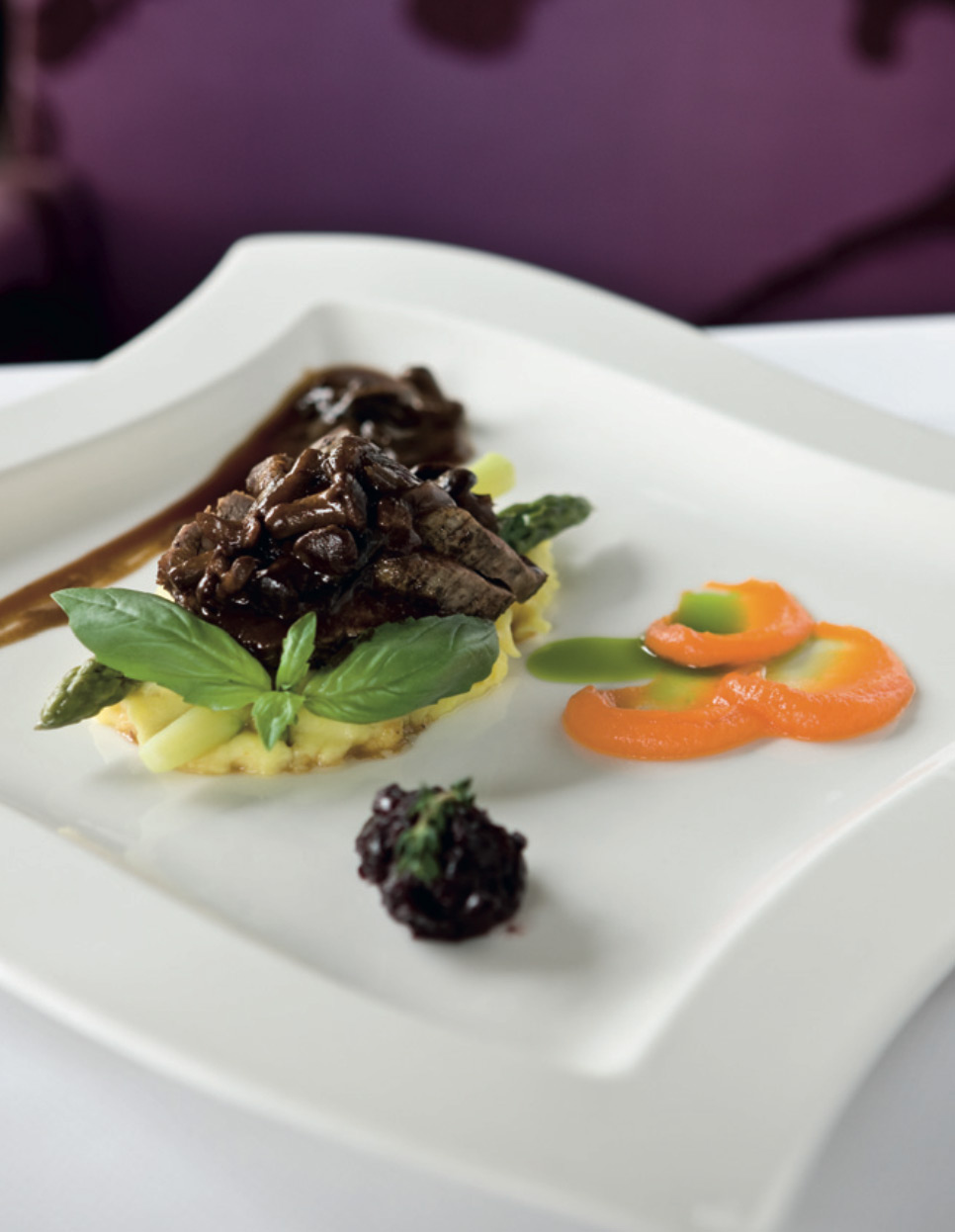 TRYFFELMARINERAD-KALVFILÉ-MED-POTATISPURÉ-RÖDLÖKSCONFIT-OCH-KANTARELLSKY